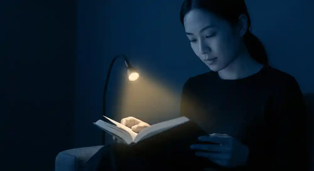 vrowu-leest-boek-in-donker